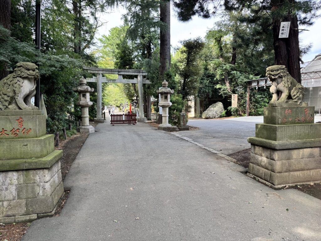 岩槻の久伊豆神社の参道と石鳥居