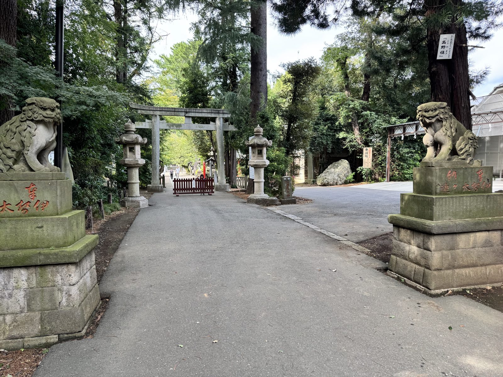 岩槻の久伊豆神社の参道と石鳥居