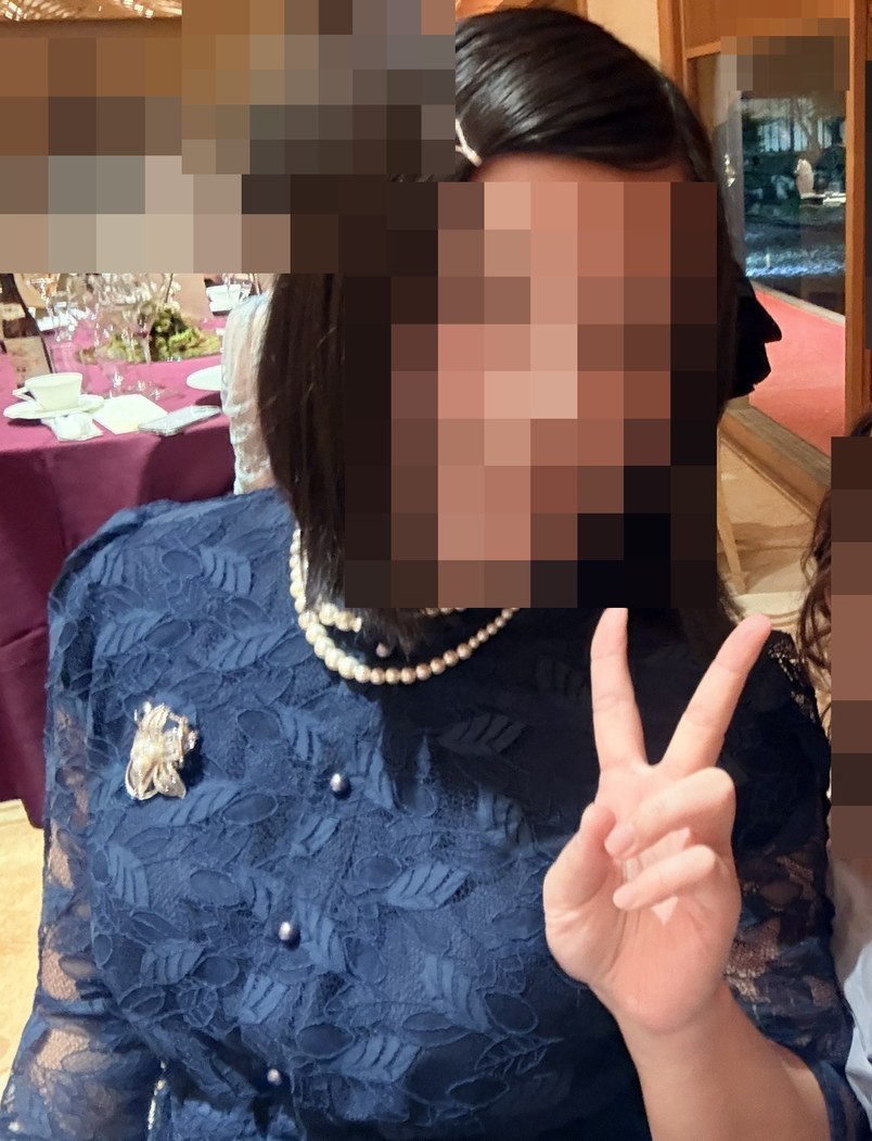 12月の結婚式で、七五三と同じ紺のレースワンピースを着ているところ